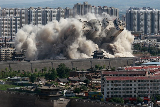  Một tòa nhà ở Da tong, Trung Quốc, được cẩn thận phá hủy để bảo vệ khu vực lịch sử gần đó. 