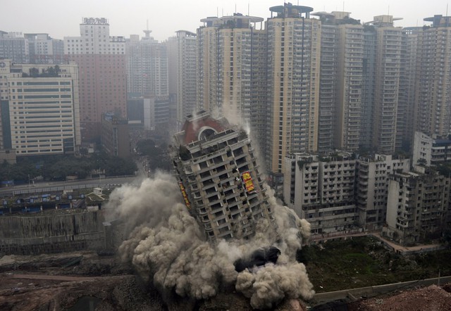  Tòa nhà 22 tầng Yixin Mansion sụp đổ ở Trùng Khánh, Trung Quốc. 
