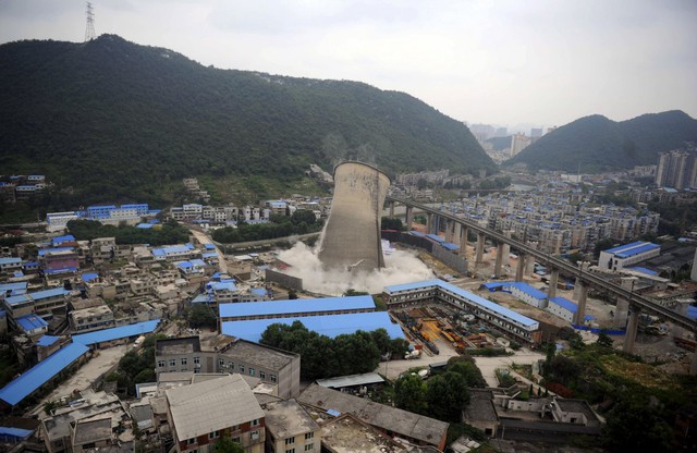  Một tòa tháp làm mát từ nhà máy sản xuất điện bằng than sụp đổ ở Quý Dương, Trung Quốc 