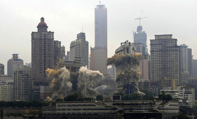  Khách sạn Three Gorges và nhà ga hành khách cảng Trùng Khánh đang đổ xuống trong một vụ phá hủy có kiểm soát tại Trùng Khánh, Trung Quốc. 