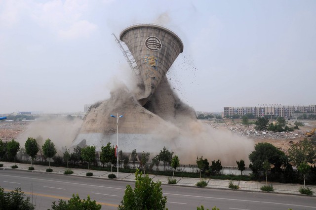  Một tòa tháp sụp đổ vào bên trong nhờ cuộc phá hủy có kiểm soát ở Tân Châu, Trung Quốc 