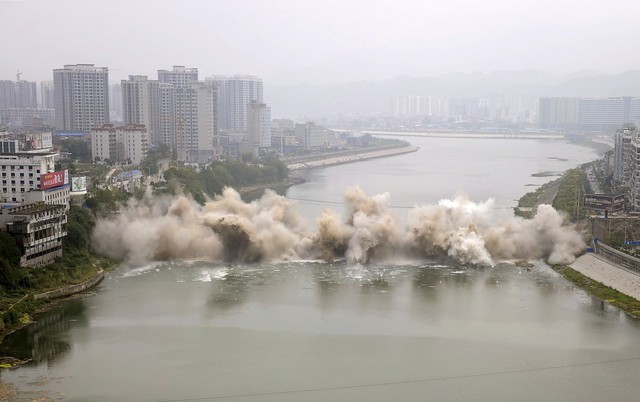  Cây cầu Loshui bị cho nổ tung ở Trương Gia Giới, Trung Quốc. 