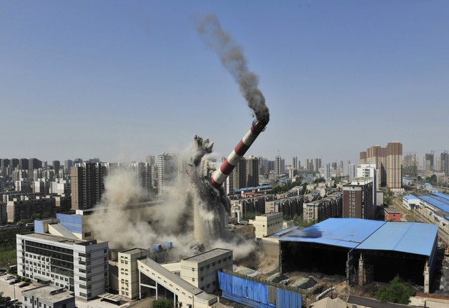  Một ống khói cao 150m sụp đổ khi một nhà máy nhiệt bị phá hủy ở Thẩm Dương, Trung Quốc. 