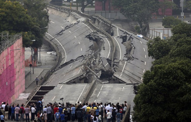  Một phần của cầu vượt Perimetral ở Rio de Janeiro, Brazil, bị phá hủy vào năm 2014. 