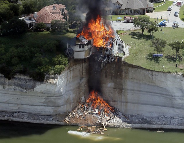  Một phần của ngôi nhà này bị phá hủy trong trận lở đất ở Texas vào năm 2014. Phần còn lại của ngôi nhà đã được phá hủy bằng cách đốt có kiểm soát. 