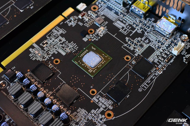  RX460 NITRO 4GB còn có các tấm đệm tản nhiệt phân lót chip vào phần heatsink. 
