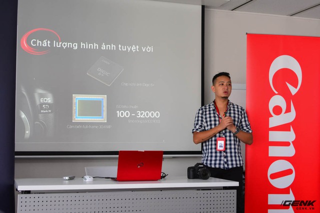 Đại diện Canon tại Hà Nội giới thiệu về những công nghệ trên EOS 5D Mark IV. 