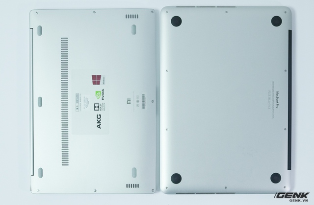  Mặt đáy của Mi Notebook Pro trông rối hơn khá nhiều, nhưng điều này không thật sự quan trọng vì có mấy ai ngắm mặt đáy chiếc laptop của mình? 