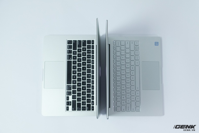  Mi Notebook Air bé hơn MacBook Pro cả về chiều dài, chiều rộng lẫn cân nặng. ​ 