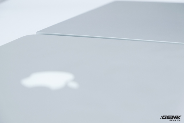  Mi Notebook Air cho cảm giác dày hơn MacBook Pro, nhưng đây chỉ là do chân đế cao hơn ​ 