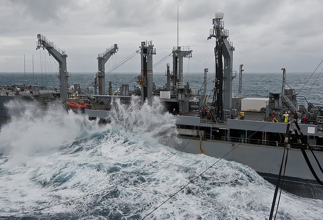  Những con sóng dữ luôn gây ra rất nhiều trở ngại cho việc tiếp dầu trên biển 
