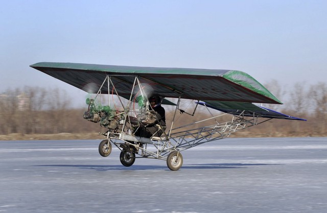  20. Ding Shily, một thợ cơ khí ô tô, đang thử nghiệm chiếc máy bay của mình trên mặt hồ đóng băng ở Thẩm Dương, tỉnh Liêu Ninh vào ngày 25/2/2011. 