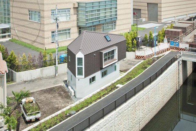  Hơn nữa, Mizuishi nói thêm rằng việc căn nhà nằm kế bên dòng sông ở phía Tây Tokyo sẽ giúp chủ nhà có được một góc nhìn ngoạn mục nhất. 