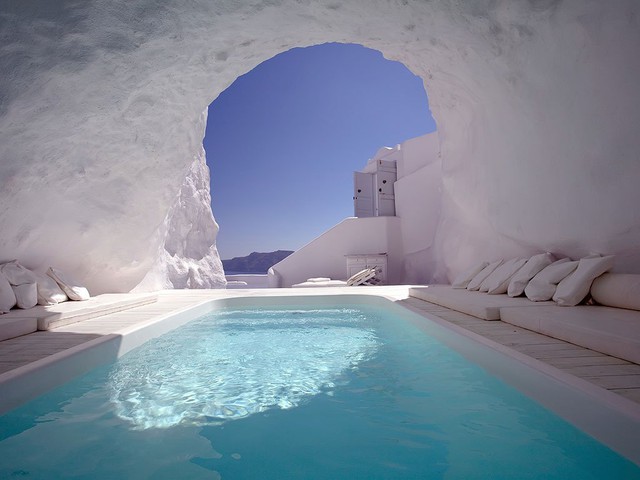  Khách sạn Iconic Santorini ở Imerovigli, Hy Lạp, nó có một hồ bơi bên trong. Khách sạn trên vách núi này giúp bạn có thể phóng tầm nhìn ra biển Địa Trung Hải. 