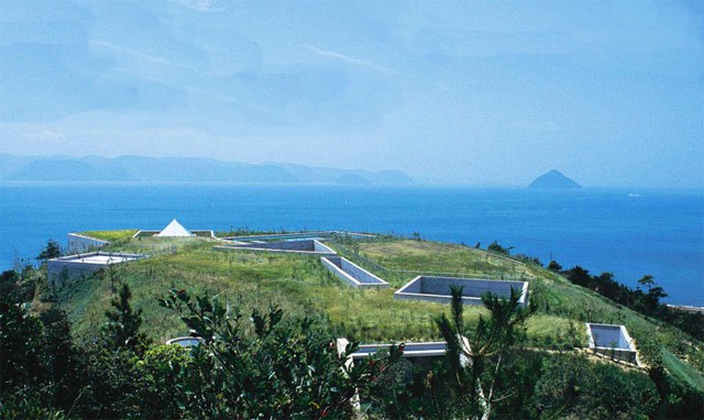  Viện bảo tàng bị “chôn vùi” này nằm ở “quần đảo nghệ thuật” Naoshima, Nhật Bản. Những khối bê tông được để hở mặt trên để lấy ánh sáng mặt trời xuống bên dưới. 