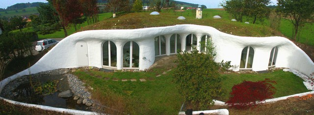  Được tạo ra bởi kiến trúc sư Peter Vetsch, ngôi nhà ở Thụy Sĩ này là ví dụ dễ hiểu nhất cho việc phối hợp cùng sống với thiên nhiên. Một phần của tòa nhà cũng là một phần của quang cảnh xung quanh. 