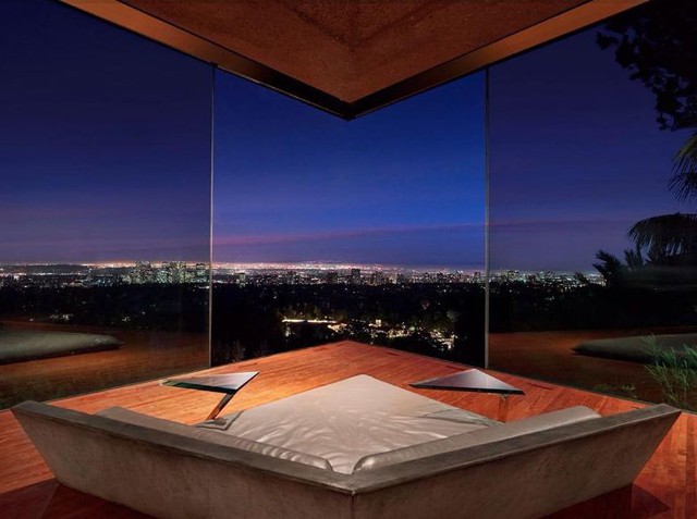  Từ giường ở phòng ngủ chính, bạn có thể phóng tầm mắt ra ra Thái Bình Dương và trung tâm thành phố Los Angeles, nhờ vào loại cửa sổ đặc biệt trải dài từ trần tới sàn nhà. 