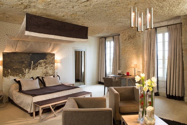  Nếu muốn cuộc sống hiện đại hơn với nhà hang, thì Les Hautes Roches là một khách sạn 5 sao được xây dựng ngay bên trong một vách núi đá vôi. Các căn phòng được trang trí lộng lẫy và hướng ra con sông Loire. 