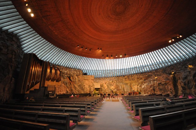  Được xây dựng trong bãi đá ngần, nhà thờ Temppeliaukio ở Helsinki có một mái vòm tuyệt đẹp cho phép ánh sáng mặt trời đi vào bên trong. Những bức tường đá thô được giữ nguyên để mang lại âm thanh tự nhiên tuyệt vời hoàn hảo nhất cho các buổi hòa nhạc 