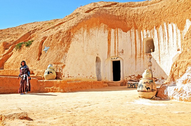  Tại phía Nam ngôi làng Tunisia này, người dân địa phương sống trong những ngôi nhà trong hang truyền thống của họ, được tạo ra bằng cách đục các tảng đá. Thậm chí tại đây còn có một khách sạn dưới lòng đất. 