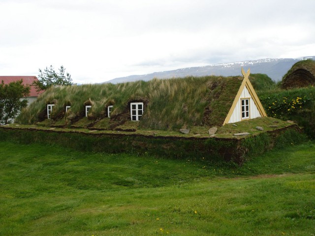  Căn nhà ở Glaumbær, Iceland này là một ví dụ về một nhà cỏ”, tòa nhà có khả năng cách nhiệt cực cao nhà có phần nền được là từ đá và một lớp cỏ dày mọc xung quanh. 