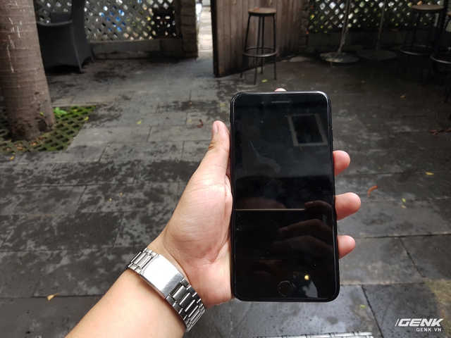  Kích thước máy vẫn không thay đổi nhiều so với iPhone 6S Plus. Theo đánh giá sơ bộ, iPhone 7 màu đen bóng rất dễ bám vân tay và cầm hơi trơn nhưng dễ lau chùi, cho nên nếu không sử dụng case trên phiên bản iPhone 7 đen bóng sẽ là một sự lựa chọn liều lĩnh. 