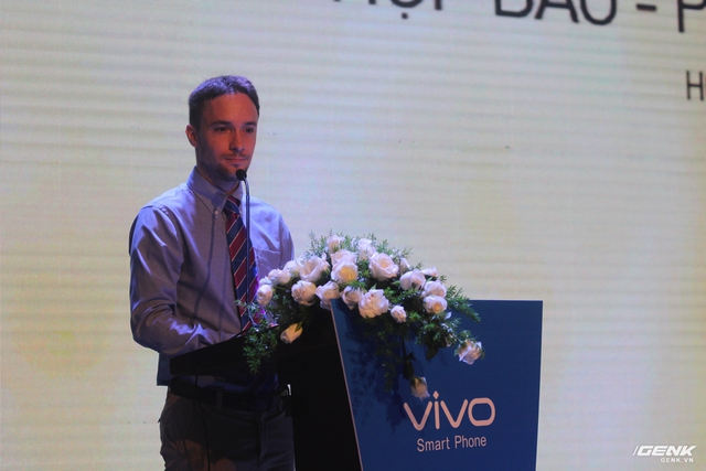  Ông Brent Samuel Loree, đại diện Vivo Việt Nam, phát biểu về sự hợp tác của công ty và nghệ sĩ Trấn Thành. 