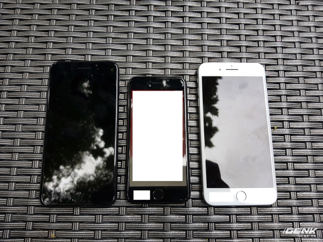  So sánh 3 phiên bản iPhone 7 Plus đen bóng, iPhone 7 đen nhám và iPhone 7 Plus trắng. 