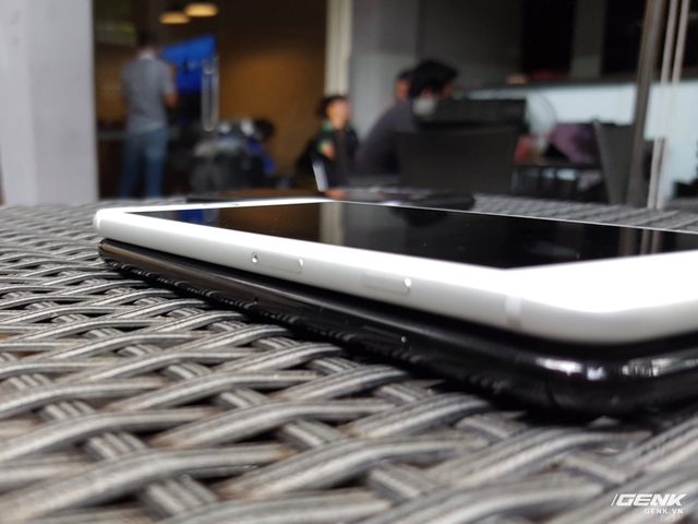  Cạnh phải của iPhone 7. Nút nguồn của máy đồng màu kết hợp cùng dải ăng ten dời lên phần cạnh máy khiến iPhone nhìn rất đẹp và đồng nhất. 