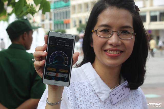  Chị Kiều, người dân tại TP.HCM, háo hức kiểm tra tốc độ mạng wifi công cộng. 