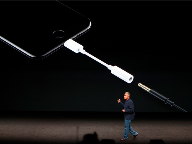  Trên iPhone 7, Apple tiếp tục khiến người dùng ngỡ ngàng khi gỡ bỏ jack cắm tai nghe 3.5mm. Nhưng liệu lần này quyết định của Apple có đúng? 