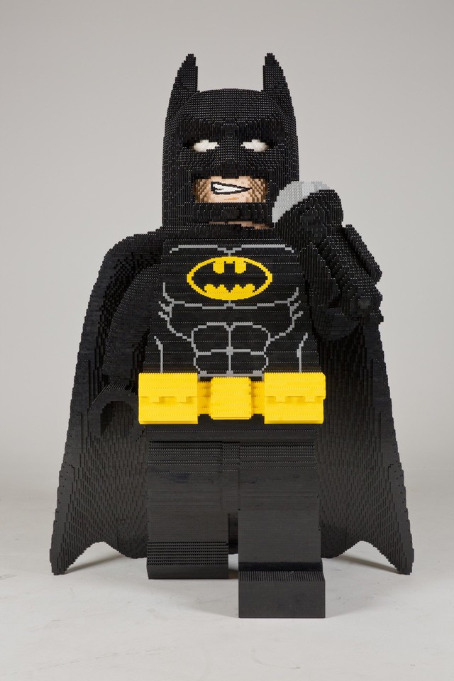  Còn đây là nhân vật Batman trong phim The Lego Batman Movie, ra rạp vào tháng 2/2017. Bức tượng này cao 2,1m và tiêu tốn 340 tiếng để lắp ghép và dán 50.000 mảnh Lego lại với nhau. 