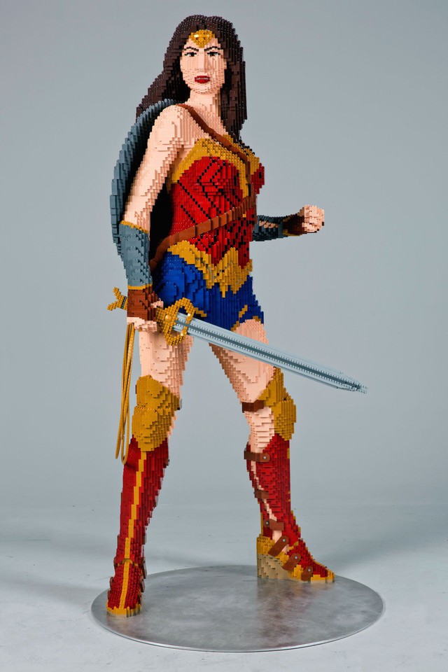 Bức tượng này là Wonder Woman phiên bản mới của Warner Bros được ông thiết kế và lắp ráp. 