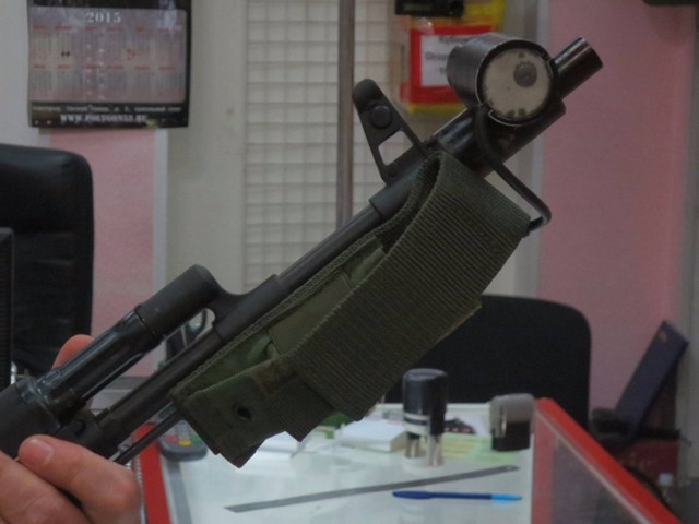  Máy phát điện gắn nòng súng AK-74 