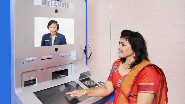 Máy ATM thế hệ mới giao dịch trực tiếp với nhân viên ngân hàng.