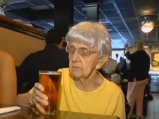  Cụ Mildred Bowers với món đồ uống ưa thích của mình. 