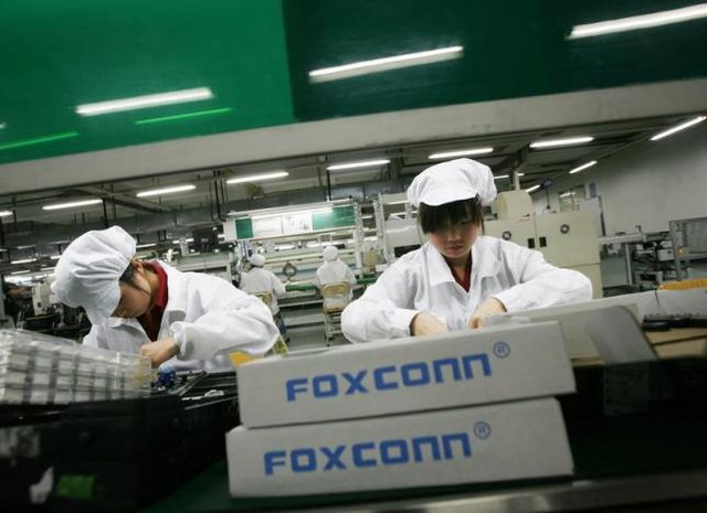  Công nhân làm việc trong nhà máy sản xuất linh kiện cho Apple của Foxconn. 