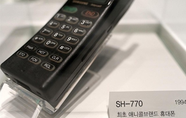  Chiếc điện thoại di động SH-770 của Samsung. 