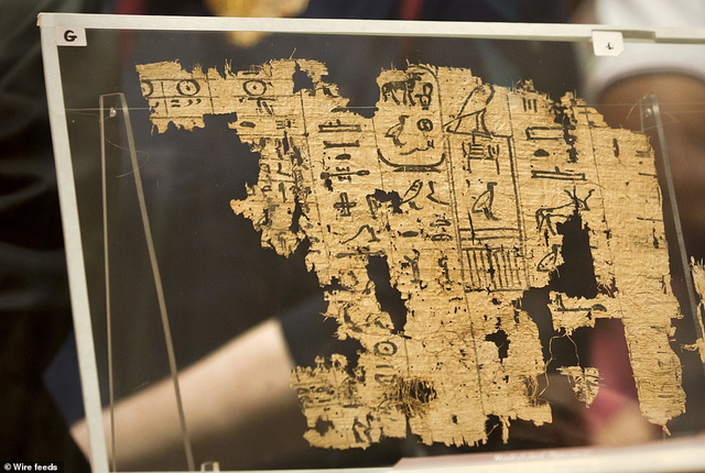  Văn bản giấy cói lâu đời nhât được tìm thấy tại Ai Cập, được mang ra trưng bày vào ngày 14 tháng 7 vừa qua. 