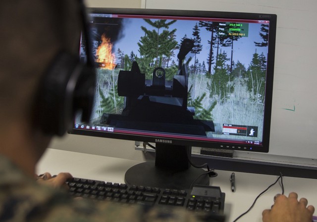  Một người lính đang chơi Virtual Battlespace 3 tại Trại huấn luyện Lejeune, Bắc Carolina. 