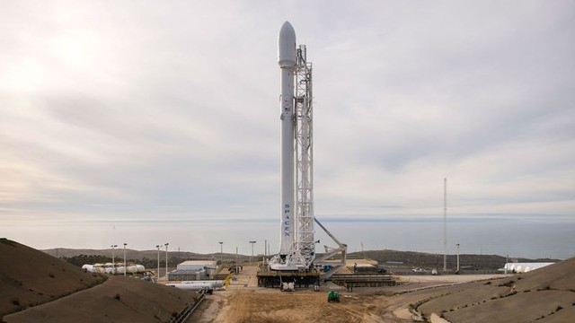  Falcon 9 tại bệ phóng đặt tại Vandenberg. 