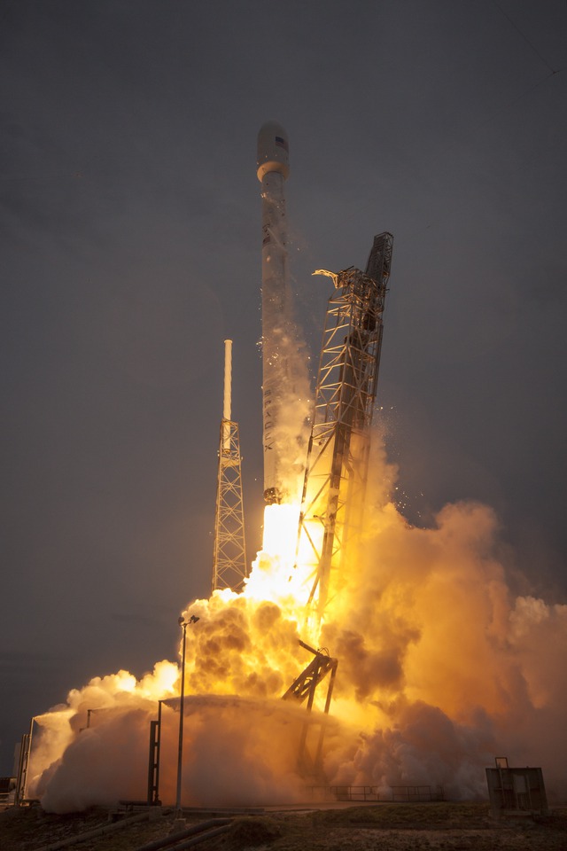  Tên lửa Falcon 9. 