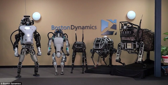  Gia đình robot của Boston Dynamics, bên cạnh Atlas đứng thứ hai từ bên trái sang là chú Chó Lớn đứng giữa, được chế tạo để mang đạn dược trên chiến trường. 