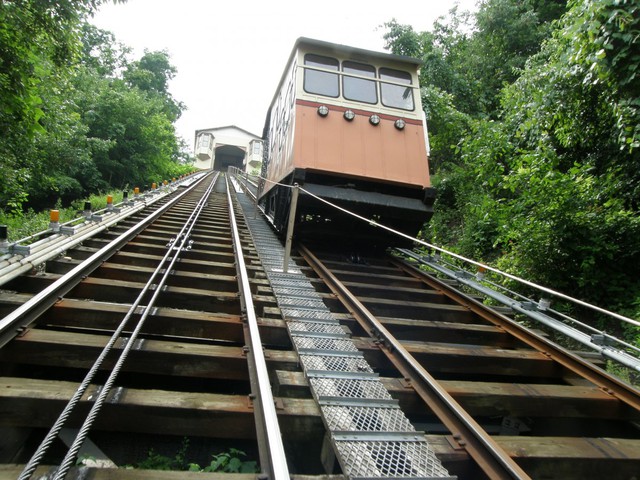  Vận hành cách Dequesne Incline chỉ vài kilomet, Monongahela Incline là tuyến đường sắt leo núi cũ nhất mà vẫn còn hoạt động tại Mỹ. 