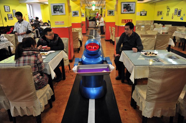  Còn nhà hàng ở Cáp Nhĩ Tân này có đến 20 robot. Hầu hết các robot trong nhà hàng ở Trung Quốc chỉ hoạt động giới hạn qua tương tác điện thoại, chúng không thể xác nhận yêu cầu hoặc giữ các món đồ nặng. 