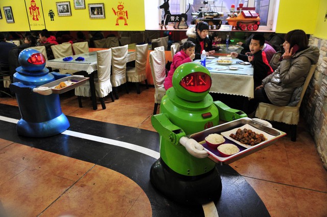  Đó là lý do mà vẫn cần sự có mặt của con người. 20 robot và một đường ray từ trường không thể đi hết được mọi nơi của nhà hàng, nhưng chúng có thể đảm nhiệm vai trò giải trí để hút khách rất tốt. 