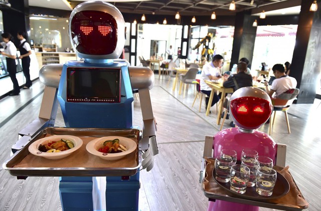  Ở một nhà hàng tại Yiwu, Trung Quốc, robot bồi bàn cũng được chia ra làm nam và nữ. 