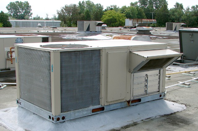  Máy điều hòa không khí đặt trên mái thông thường. 