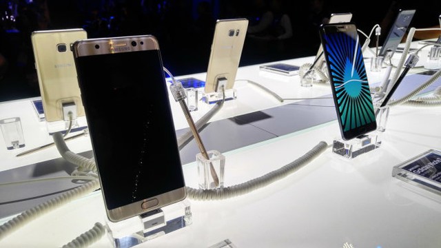  ​Điện thoại thông minh (smartphone) Galaxy Note 7, một trong những sản phẩm chủ lực của Samsung mùa cuối năm 2016, cạnh tranh với iPhone mới. Tuy nhiên, Note7 lại đang gặp khó với những lỗi kỹ thuật về pin - Ảnh: T.Trực 