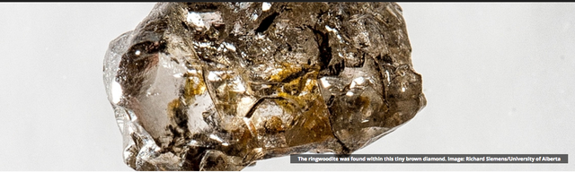  Bằng chứng cho sự tồn tại của đại dương dưới lòng đất - mảnh ringwoodite được tìm thấy bên trong khối đá tinh thể nâu này 